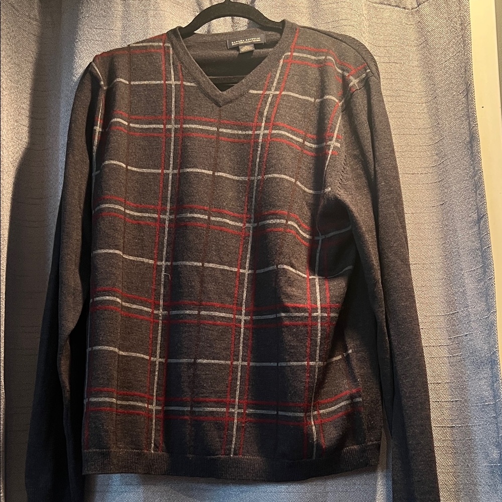 Croft & Barrow V-Neck Sweater in Gray and Red Plaid